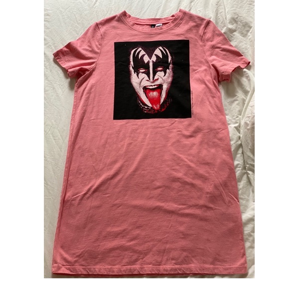 H&M Dresses & Skirts - Kiss pink t-shirt dress